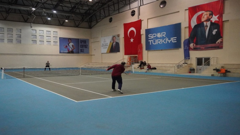 Afyonkarahisar'da sene sonu tenis turnuvası başladı