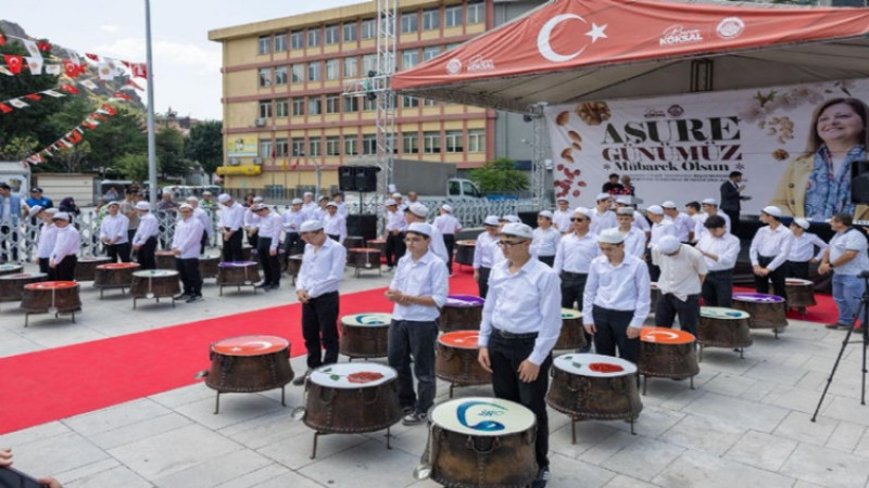 Geleneksel 40 hatimli şifalı aşure dağıtımı coşkuyla gerçekleşti