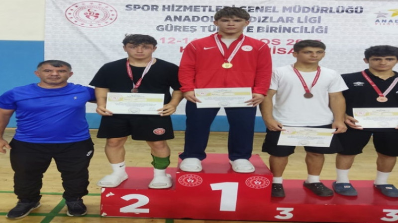 Afyonkarahisar’lı güreşçiler Türkiye Finallerinden madalya ile döndü
