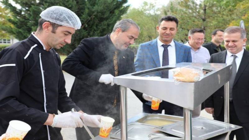 AFSÜ Rektörü'nden öğrencilere çorba ikramı