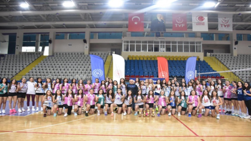 Afyon’da Küçük Kızlar Voleybol İl Birinciliği Müsabakaları sona erdi
