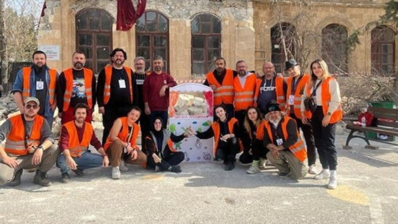 Afyon Belediye Şehir Tiyatrosu, depremzede çocuklara moral oluyor