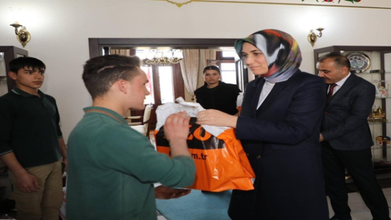 Vali Yiğitbaşı Meslek Lisesi öğrencilerini kabul etti