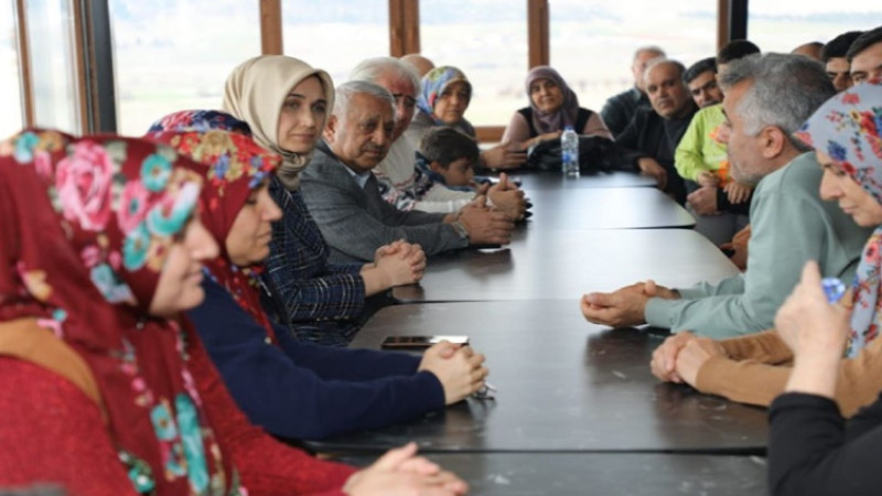 Mehmet Zeybek,  afetzedeleri ziyaret etmeye devam ediyor