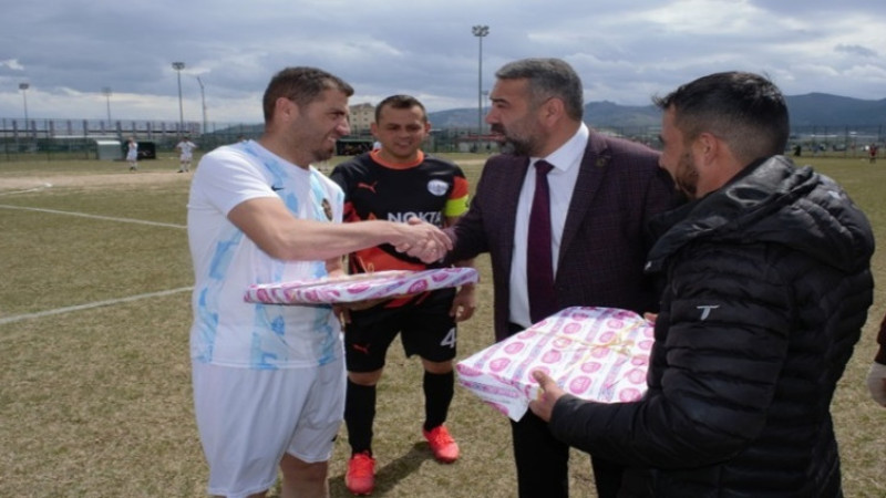 Yücel Genç futbolcuları unutmadı