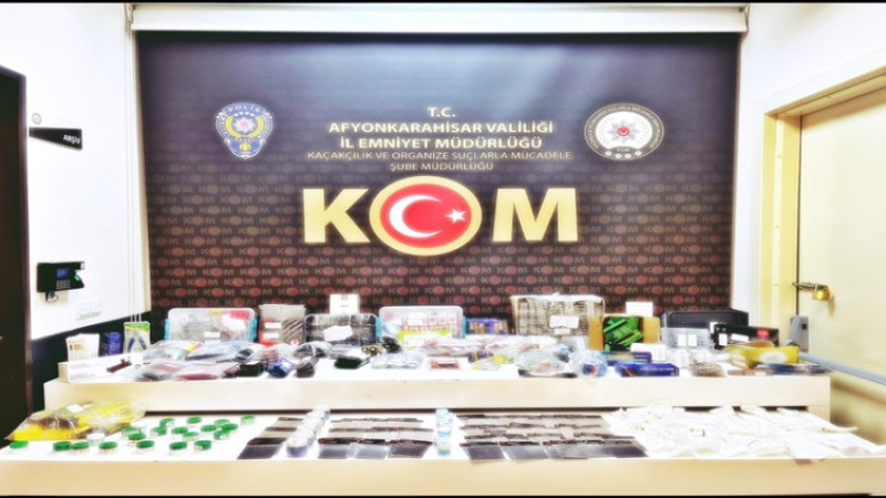 Merkezde şüpheli aracın içinden kaçak elektronik malzemeleri çıktı
